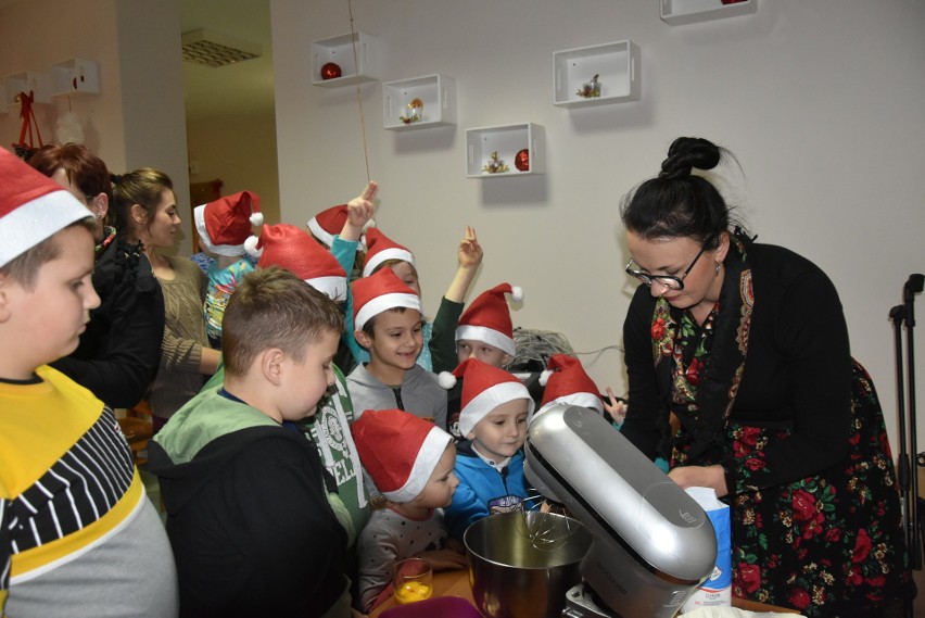 Gospodynie z Wojnowic przygotowywały smakołyki świąteczne z dziećmi z Iwanisk