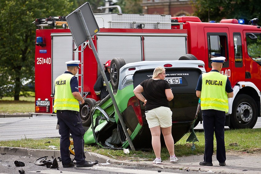 Peugeot dachował na rondzie Poznańskim