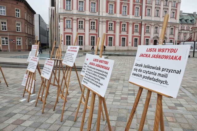 Na placu Kolegiackim wywieszone zostały 24 nagłówki poznańskich gazet, w których padają grzechy Jaśkowiaka.