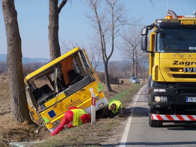 Wypadek autobusu pod Nysą na drodze krajowej 46....