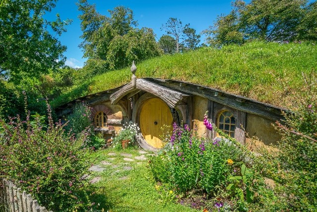 To chyba najbardziej drobiazgowo i dokładnie wymyślony świat w całej literaturze. Miejsce stworzone przez Tolkiena z takimi szczegółami, tak spójne i prawdziwe, że aż trudno uwierzyć, że nigdy nie istniało. Autor nie tylko wymyślił świat zamieszkiwany przez elfy, ludzi, hobbity, enty, krasnoludy czy orków. Stworzył mitologię i historię dziejów każdej z tej ras i to historię obejmującą kilka tysiącleci. W dodatku, co jest najbardziej niezwykłe – Tolkien wymyślił od podstaw języki, którymi posługiwali się poszczególni bohaterowie – nie tylko poszczególne słowa, ale całą gramatykę! Znajomość języka elfów czy krasnoludów wśród największych fanów trylogii jest więc czymś normalnym.Śródziemie skrywa niezwykłe krainy, skrajnie różne. Shire – zawsze zielone miejsce, zamieszkałe przez energicznych Hobbitów, w którym przygoda wisi w powietrzu, Gondor, zwany Krajem Kamienia, czyli królestwo ludzi, czy Rivendell, czyli Kraina Elfów – przepiękne miejsce, ukryte pośród Gór Mglistych, do którego prowadzą ukryte przejścia znane wyłącznie wybrańcom – wszystkie te miejsca aż chciałoby się zobaczyć.Ale Śródziemie skrywa też krainy mroczne, na czele z Mordorem, zwanym Krainą Cienia. Tolkien opisuje Mordor jako duszne, umierające miejsce, choć jeszcze nie całkiem martwe. Gdzieniegdzie wciąż rosną skarłowaciałe drzewa lub powiędły mech. Kiedyś była to kraina wyjątkowo piękna i żyzna, ale gdy panowanie nad nią objął Sauron, wszystko się zmieniło. Teraz jego wszechwidzące oko dominuje nad całą krainą - najbardziej przerażający monument zamieszkały przez siły zła, który sprawia, że nikt nie chce się tam zapuszczać. Najgorsze jest to, że jego siła zdaje się być niezniszczalna, bowiem dostępu do Barad-dur bronią całe zastępy orków, przez co przedostanie się za Czarną Bramę i dwie wieże – Zęby Mordoru, graniczy z cudem.– Czytelnicy poznają ten świat niespiesznie, odkrywając kolejne krainy wraz z niezwykłymi bohaterami Drużyny Pierścienia, składającej się z przedstawicieli wszystkich Wolnych Ludów Śródziemia. Podczas lektury trudno oprzeć się wrażeniu, że osoba, która opisała te wszystkie miejsca, musiała je kiedyś odwiedzić, tak dokładne i realistyczne są wszystkie krajobrazy – zauważa Michał Goszczyński, przedstawiciel księgarni Gandalf.Źródło: gandalf.com.pl