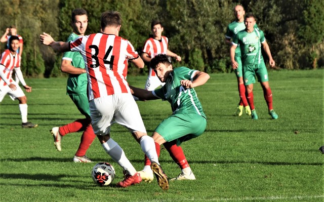 LKS Rajsko - Cracovia II 2:2. Na zdjęciu: Mikołaj Kukiełka (w zielonym stroju) zatrzymuje atak krakowian.