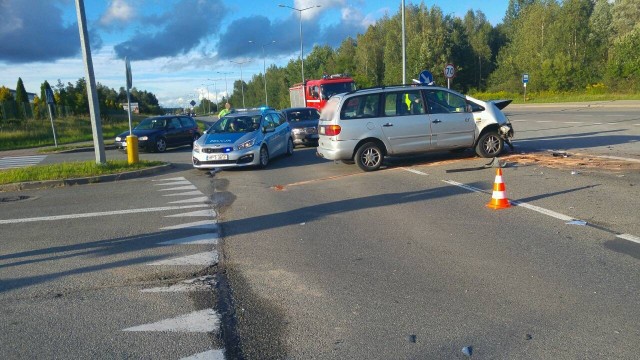 Ul. Przemysłowa. Volkswagen wjechał w opla. Ranne dwie osoby