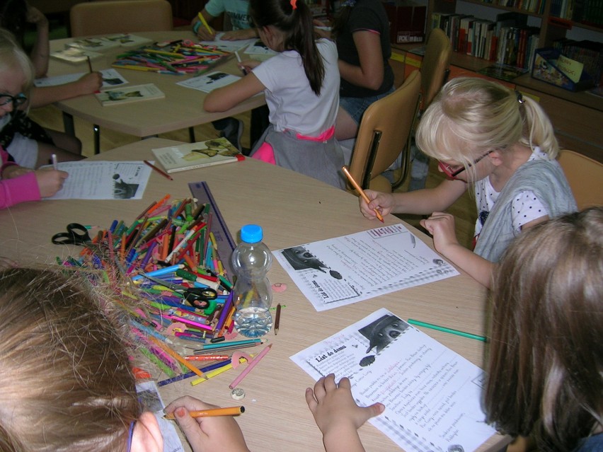 Iłża. Wakacje w bibliotece. Najmłodsi świetnie bawią się na zajęciach 