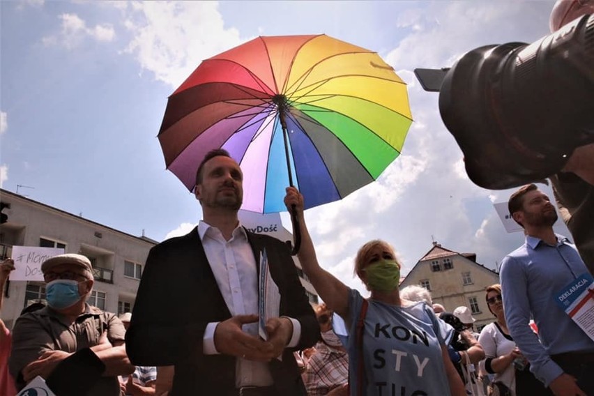 Yola Fontenelle i jej tęczowa parasolka przy posłach Januszu...