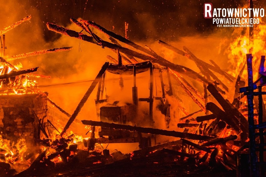Królowa Wola. W pożarze budynku gospodarczego spłonęły maszyny rolnicze i drzewo opałowe [ZDJĘCIA]