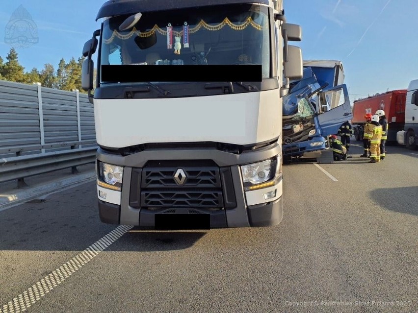 Wypadek na autostradzie A1. Zderzenie ciężarówek na autostradzie koło Radomska
