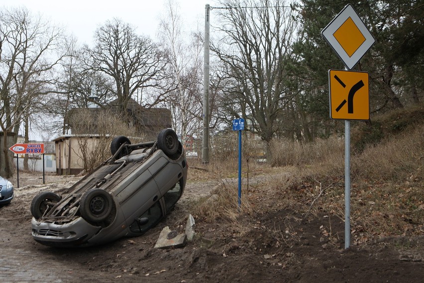 Daewoo Matiz porzucony w usteckim porcie.