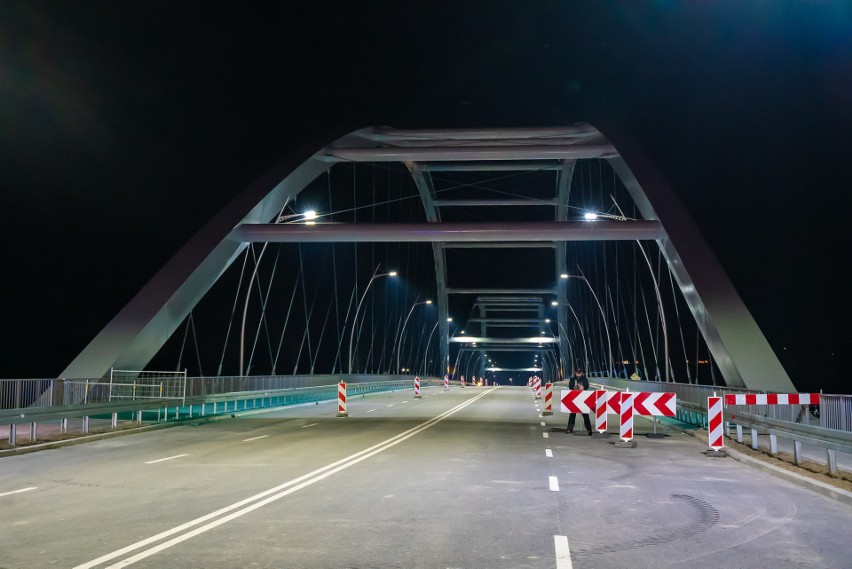 Nowy Sącz. Nocne otwarcie mostu heleńskiego z fajerwerkami i bezalkoholowym szampanem  [ZDJĘCIA]