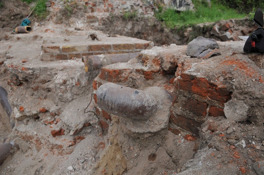 Archeolodzy sprawdzają co kryje ziemia w okolicy ruin zamku...