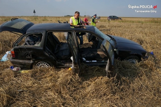 BMW dachowało na polu na ul. Długiej w miejscowości Łubie. Znaleziony w nim mężczyzna był pijany.