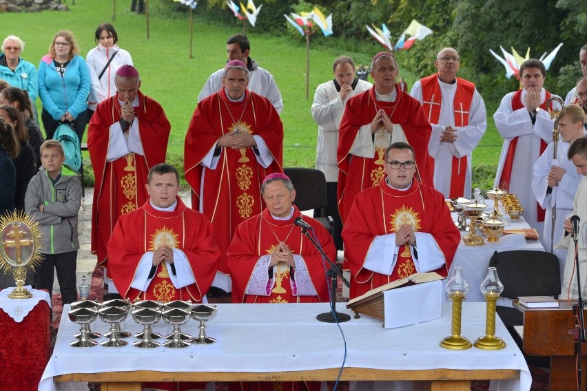 Trzy tysiące pielgrzymów z trzech diecezji dotarło na Święty Krzyż (WIDEO, zdjęcia)