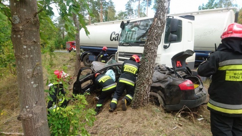 Kierujący osobowym audi, wyprzedzając ciężarówkę, nagle...