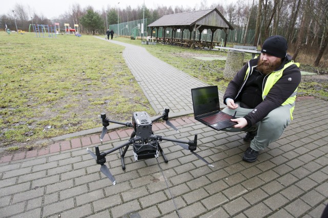 Dron nad domostwami w Przewłoce sprawdza, czy mieszkańcy ogrzewają domy odpowiednim opałem