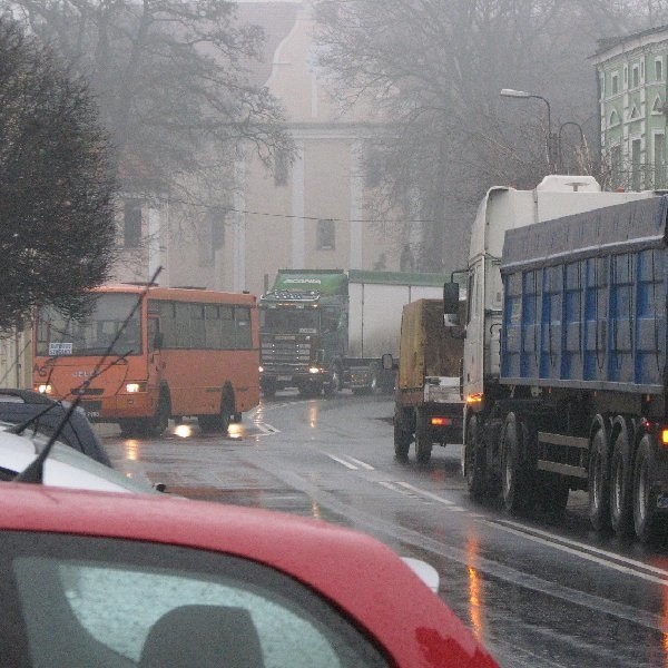 Ruch ciężarówek w Pakości jest potężny