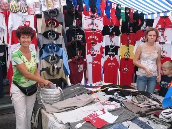-  Chcemy sprzedawać w godnych warunkach - mówi Grażyna Chodorowska (na zdjęciu z lewej)  prezes Stowarzyszenia Drobnych Kupców w Stalowej Woli.