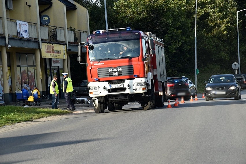 Gorlice. Kolizja motoroweru i samochodu osobowego na ulicy 11 Listopada. Obowiązuje ruch wahadłowy [ZDJĘCIA]