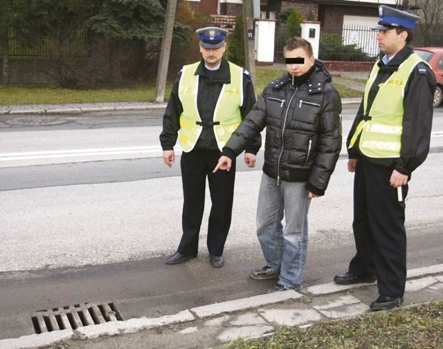 Jeden z zatrzymanych mężczyzn podczas wizji lokalnej.