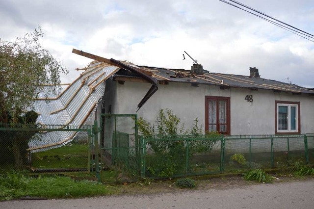 Zniszczenia na budynku przy ulicy Wschodniej w Starachowicach.