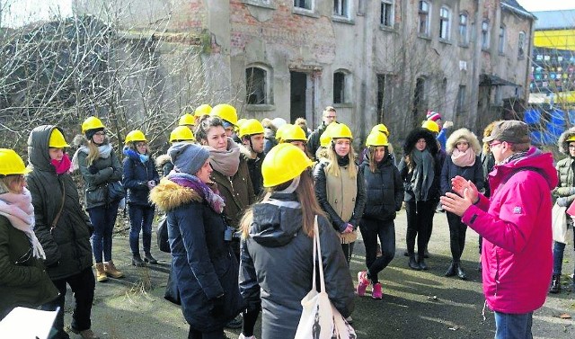 Instytut Architektury PWSZ w Nysie zorganizował wizję lokalną dla swoich studentów. Mieli oni okazję poznać starą architekturę przemysłową w nieczynnej rzeźni.  