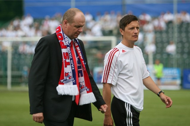 Robert Kasperczyk kompletuje swój nowy sztab szkoleniowy. Być może znajdzie się w nim m.in. Tomasz Świderski (z prawej)