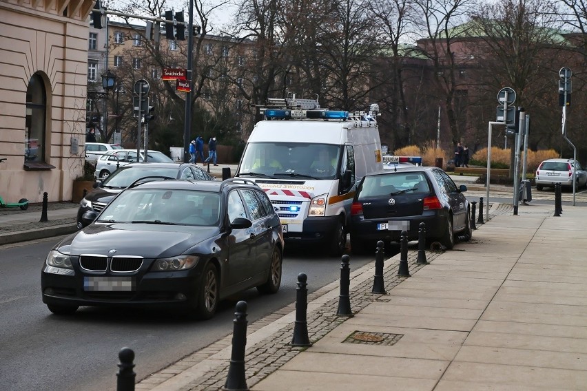 Kierowca czarnego volkswagena golfa gdy zorientował się, że...