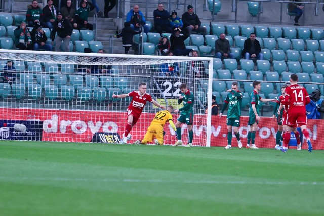 Śląsk Wrocław - Piast Gliwice 1:3 [OCENY PIŁKARZY]. To był bardzo słaby mecz Śląska Wrocław, więc oceny poszczególnych piłkarzy nie mogły być wysokie. W naszym subiektywnym rankingu pojawiła się nawet jedynka...WAŻNE! Do kolejnych piłkarzy przejdziesz za pomocą strzałek obok lub gestów na Twoim telefonie.