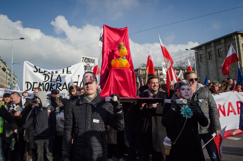 Warszawa: Marsz "My, Naród". Manifestacja KOD w Warszawie [DEMONSTRACJA KOD 27.02] [ZDJĘCIA]