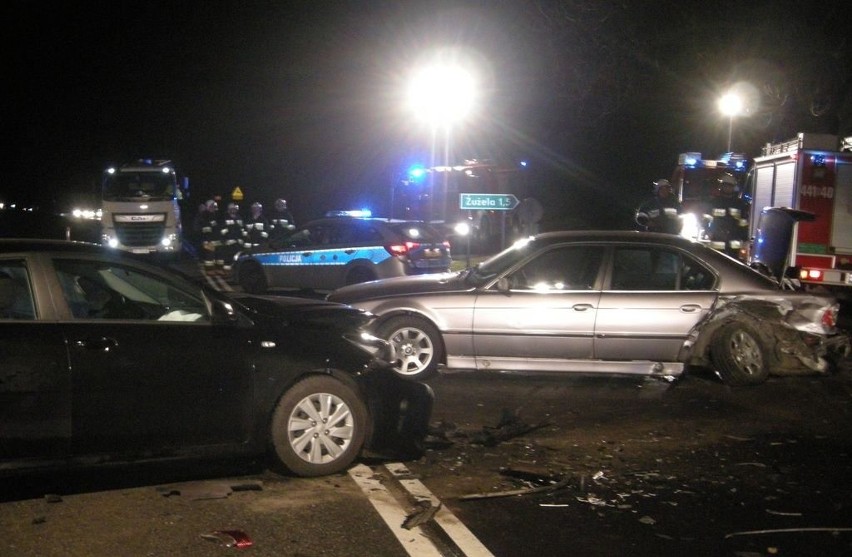 Wypadek w Żużeli. Kierowca BMW doprowadził do zderzenia z KIĄ. 2 osoby ranne