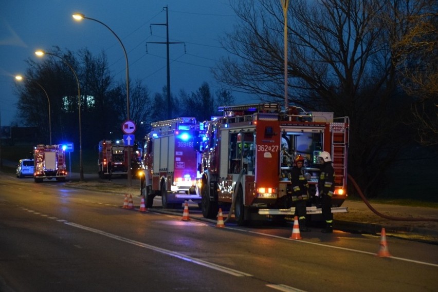 Potężny pożar w Tarnowie. Z ogniem walczyło kilkudziesięciu strażaków