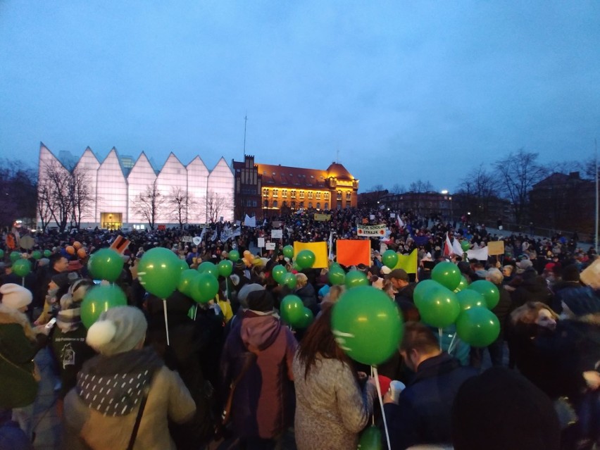 Szczecinianie wspierają nauczycieli na pl. Solidarności