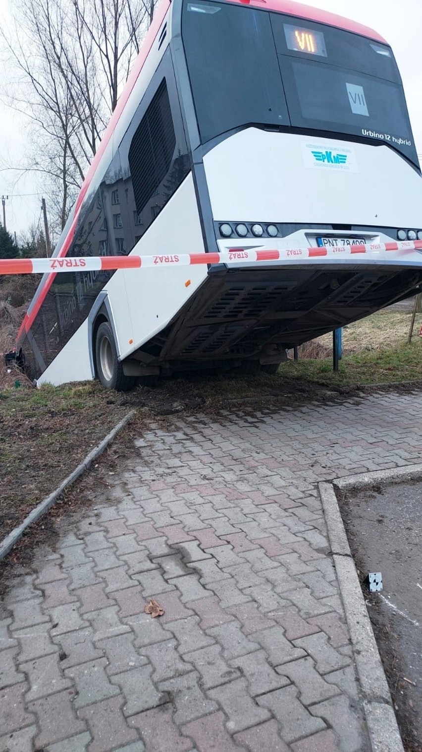 Autobus wypadł z drogi i zawisł na skarpie