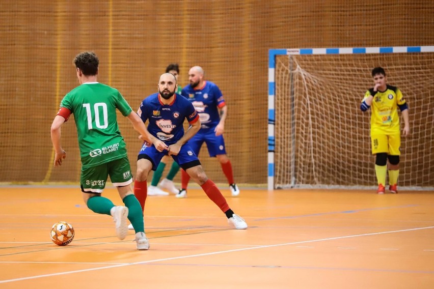 Futsaliści Futbalo Białystok (zielone stroje) nie dali szans...