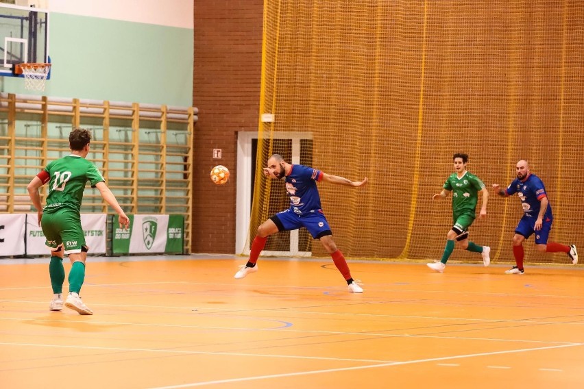 Futsaliści Futbalo Białystok (zielone stroje) nie dali szans...