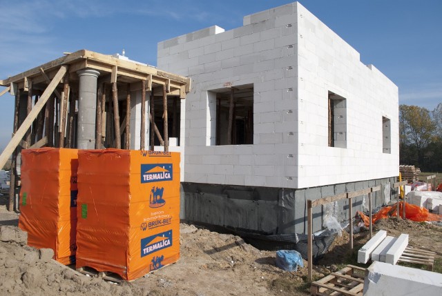 Budowa domu z betonu komórkowegoPlanując budowę domu warto skorzystać z materiałów dających jak największe oszczędności. Pamiętajmy, że największe straty ciepła zachodzą przez okna i przegrody zewnętrzne budynku – dach i ściany. Dlatego do wznoszenia ścian należy używać materiałów o bardzo dobrej izolacyjności termicznej.
