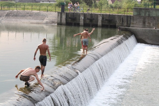 Są tacy, którzy nic sobie nie robią z faktu, że kąpiel na tzw. wodospadzie nad Sołą jest zabroniona