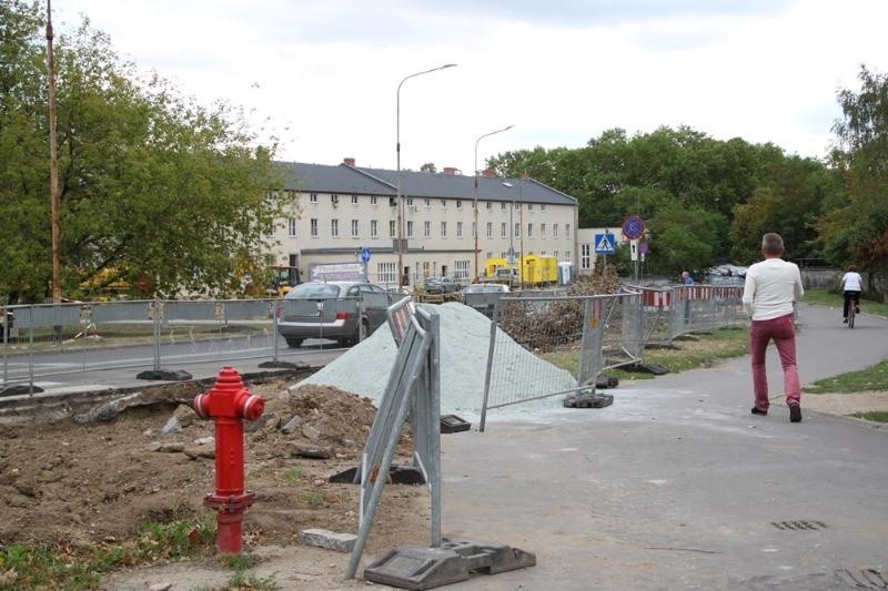 Wrocław: Przy Szybowcowej zabrali mieszkańcom parking. Budują postój taksówek i skwer (ZDJĘCIA) 