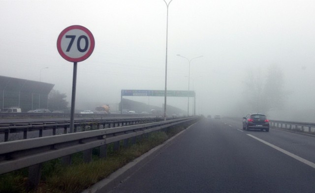 Uwaga kierowcy, od rana jest gęsta mgła!