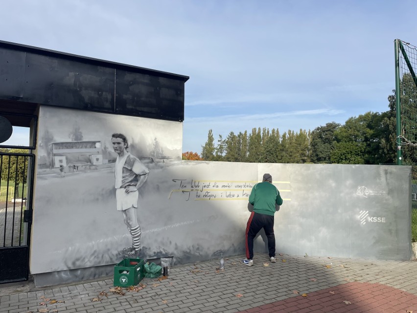 Mural Aleksandra Pietrzykowskiego wyjątkowego kibica Górnika Piaski powstał na klubowym stadionie