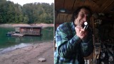 Jezioro Solińskie bez tratwy „Giera”? Perkusista Dżemu i przyjaciel Ryszarda Riedla mieszkał na niej ponad 20 lat [ZDJĘCIA]