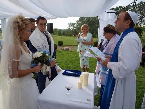 Marta Szymaniak i jej mąż Daniel Levy, Anglik pochodzenia żydowskiego w trakcie ceremonii ślubnej. Był pastor i rabin.  