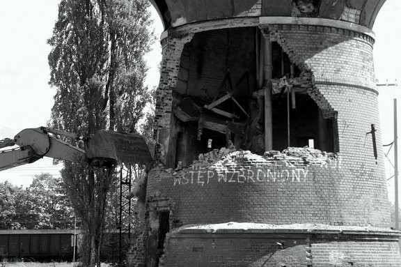 Zburzono wiekową wieze ciśnien znajdującą sie przy ul. Krzywoustego w Slupsku.