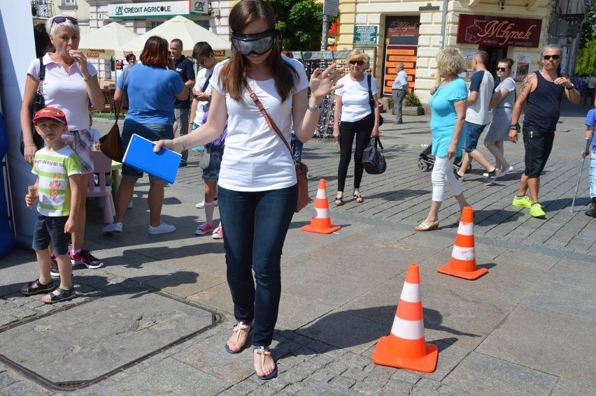 Budzenie Sienkiewki. Policja prezentuje alko-google. Kielczanie sprawdzają się na torze przeszkód