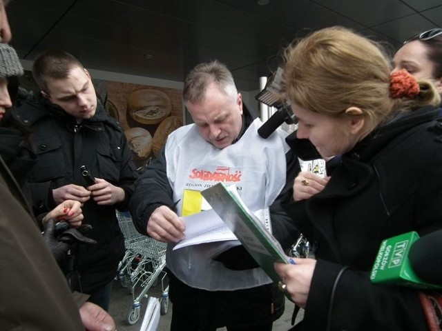 Związkowcy z Solidarności nawołują, by nie kupować w Lidlu. Twierdzą, że w sklepach są łamane prawa pracownicze- W sklepach Lidl łamane są prawa pracownicze - twierdzi Bogusław Motowidełko z zielonogórskiej Solidarności.