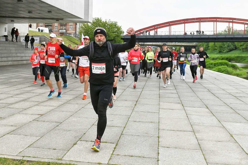 Kilkadziesiąt osób postanowiło uczcić przypadający 2 maja...