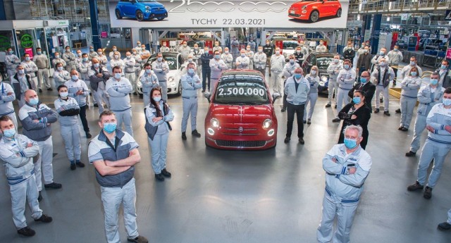 Fiat 500 nr 2 500 000 z fabryki Stellantis w Tychach