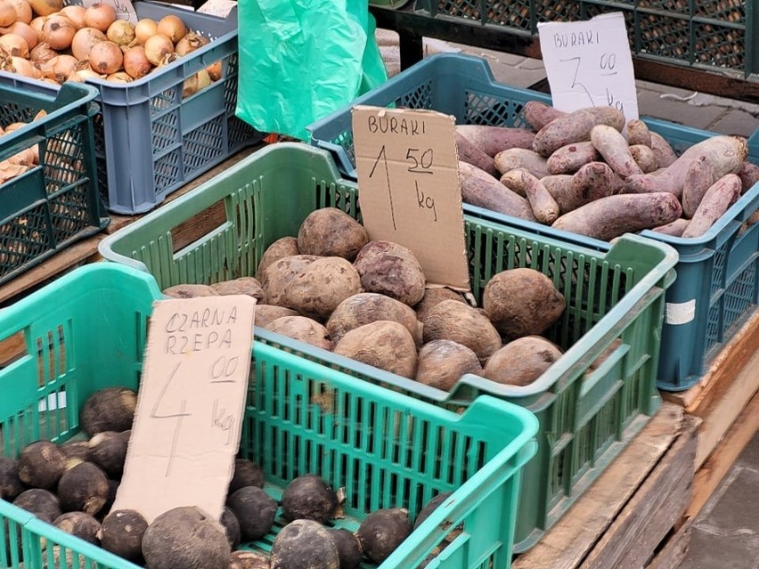 Warzywa i owoce prosto od rolnika można kupić na giełdzie...