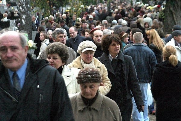 Na cmentarz przyszły tłumy wiernych.