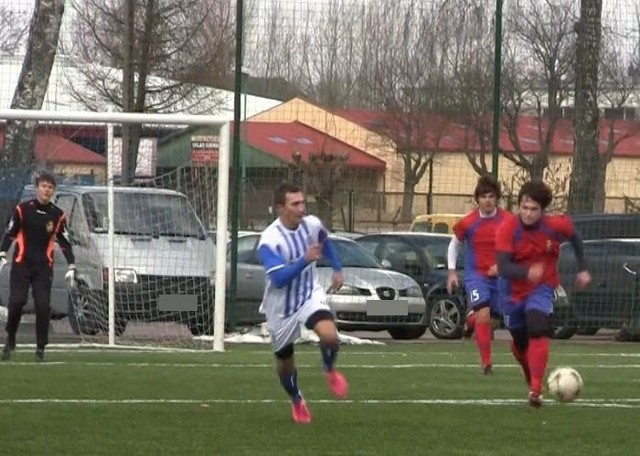 W meczu klasy okręgowej, Gryf II Słupsk przegrał ze Skotawią Dębnica Kaszubska 0:3 (0:1).