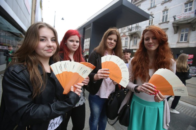 06.04.2016 katowiceogolnopolska akcja czytam w podrozyfundacja im zbigniewa herbertapartycja glogowska,klaudia stolarczyksandra pluciennik,patrycja garus z zespolu szkol ponadgimnazjalnych  cogito z siemianowic slaskichlucyna nenow /dziennik zachodni/ polska press *** local caption *** promocja czytnia ogolnopolska akcja czytam w podrozy